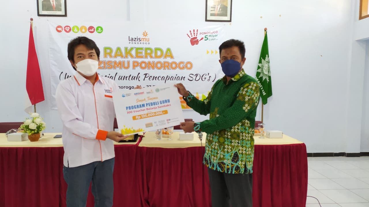 LAZISMU PONOROGO SALURKAN BANTUAN SENILAI 135 JUTA UNTUK 300 GURU